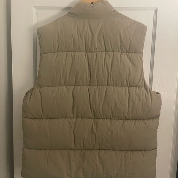 GAP Men's Khaki Puffer Vest - Picture 6 of 6